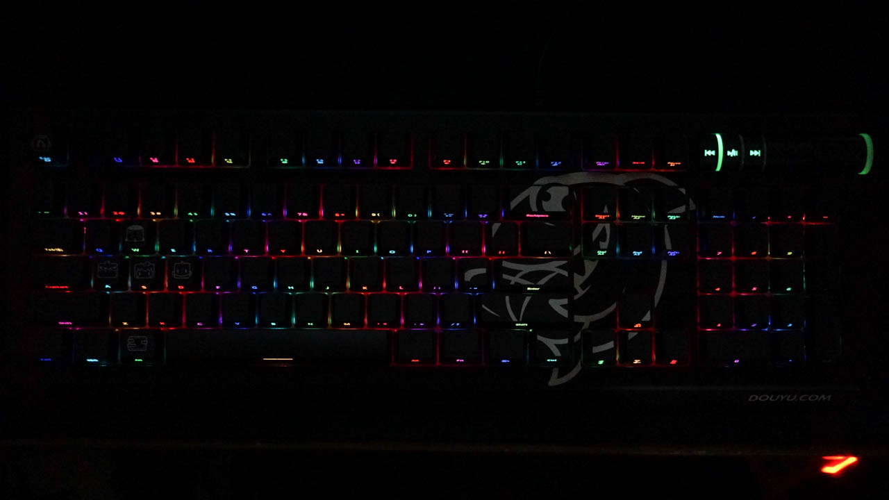 目前公认最好的矮轴机械键盘,樱花粉侧刻机械键盘