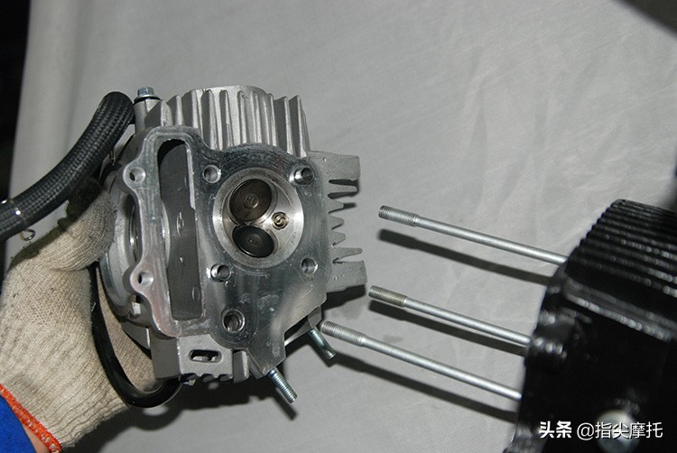 摩托车冒黑烟烧机油怎么回事呀,摩托车烧机油喷白烟解决方法