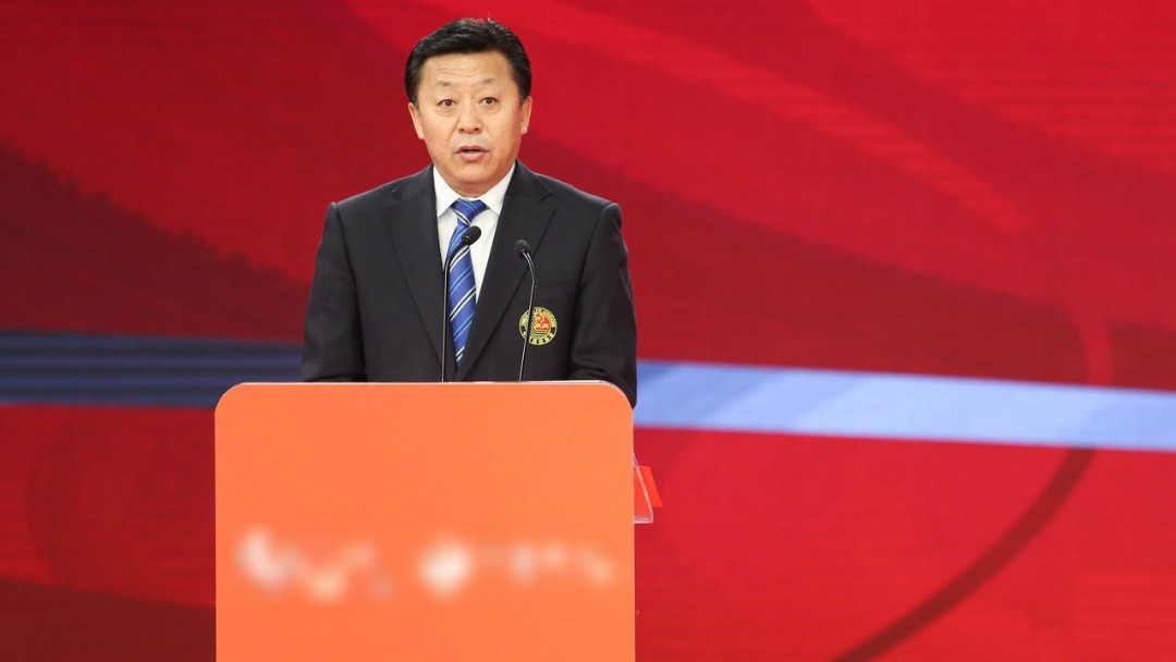 浮躁的中国足球人：职业裁判屡戏鲁能，体育精神拷问铁汉