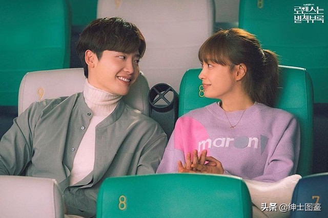 韩剧李钟硕穿搭高领,李钟硕黑色高领毛衣