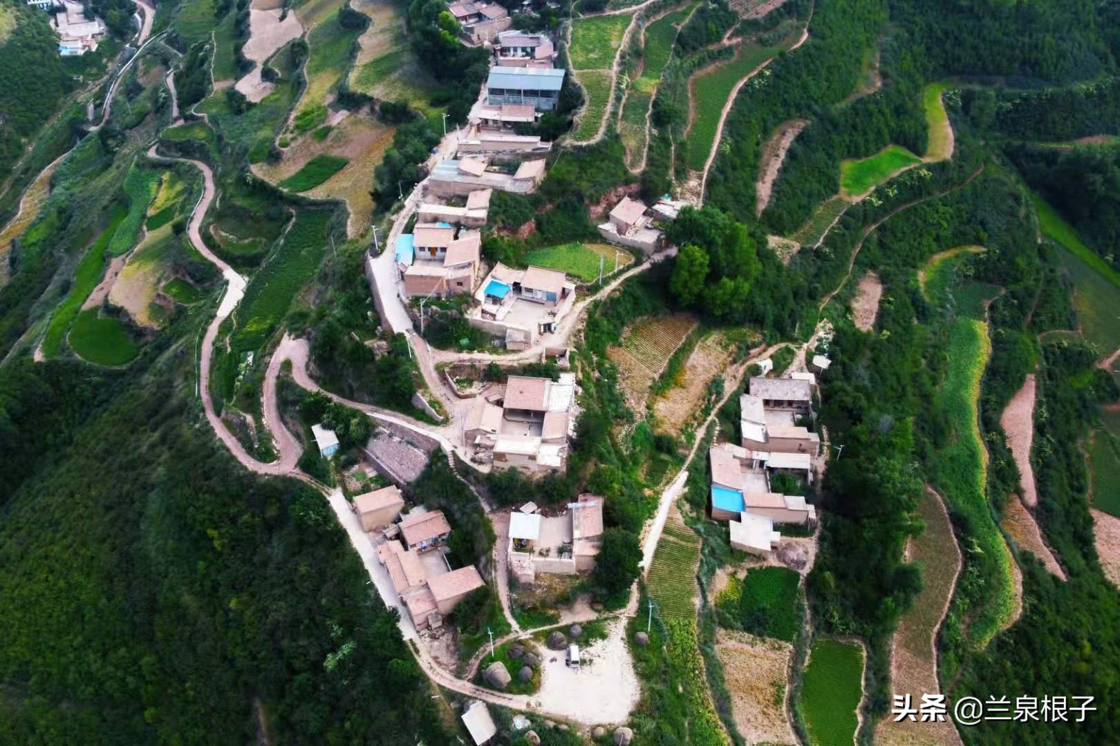 兰州南部大山深处山脊线上的美丽原野乡村沟对巴