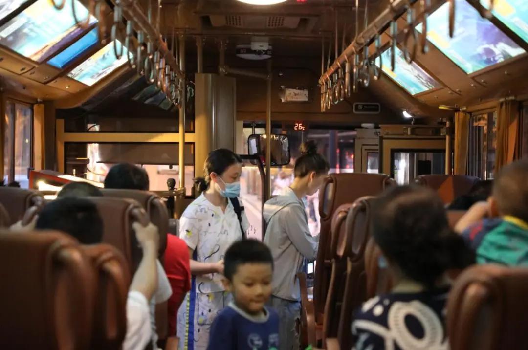 “当当......”快上车，成都的夜生活开始了