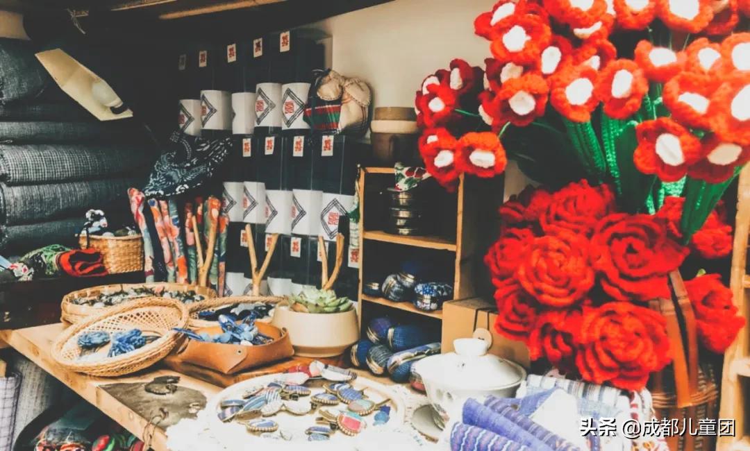 在成都这些小众的杂货铺里，藏着女娃娃最乖的头花