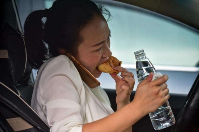 高速路上堵车了想小便怎么办,堵车怎样解决小便