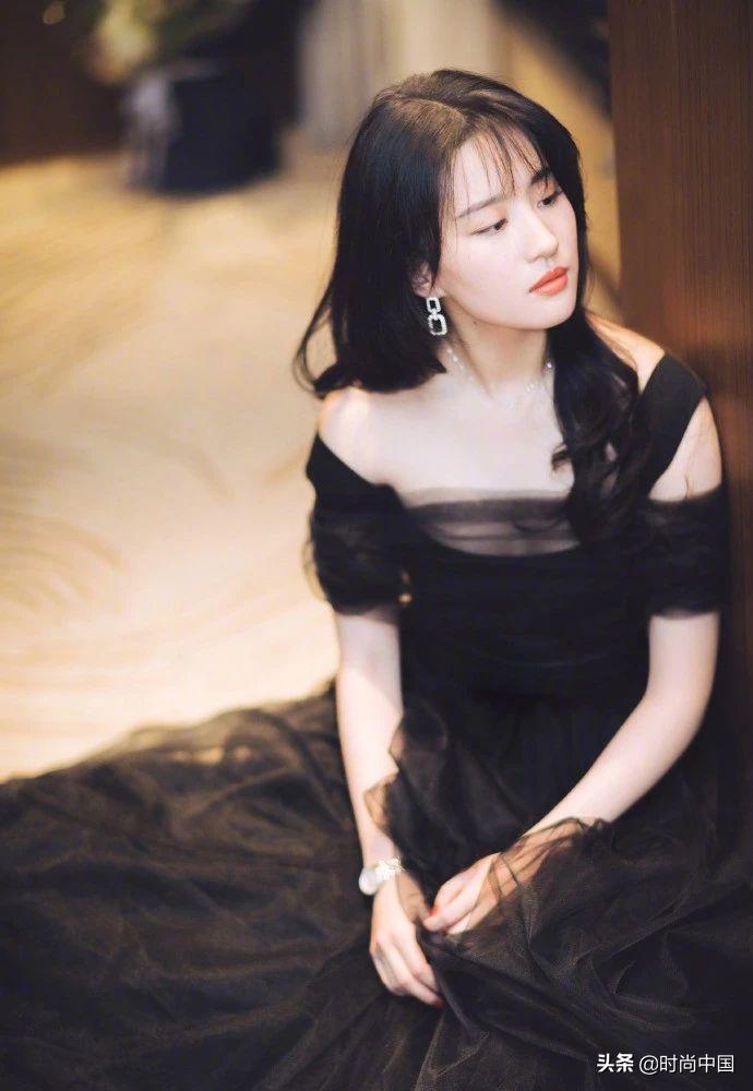 刘亦菲黄金手镯,刘亦菲珠宝代言尚美藕色礼服