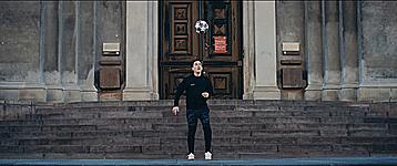 四年级小孩零基础怎么学足球颠球,足球颠球小技巧三年级