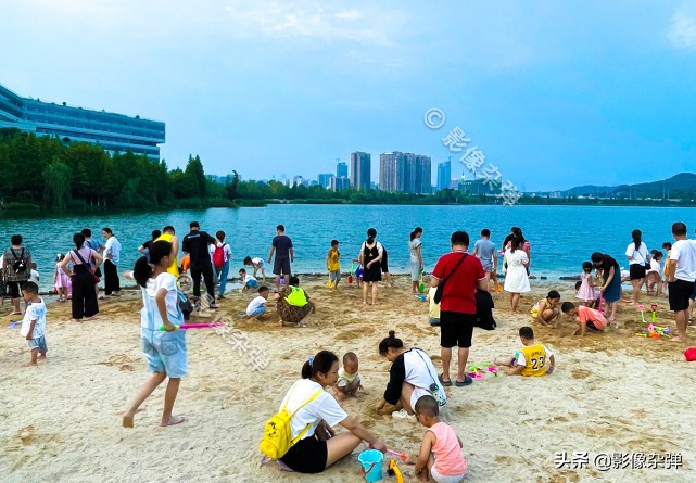 长沙梅溪湖小孩玩沙子,长沙梅溪湖游玩孩子