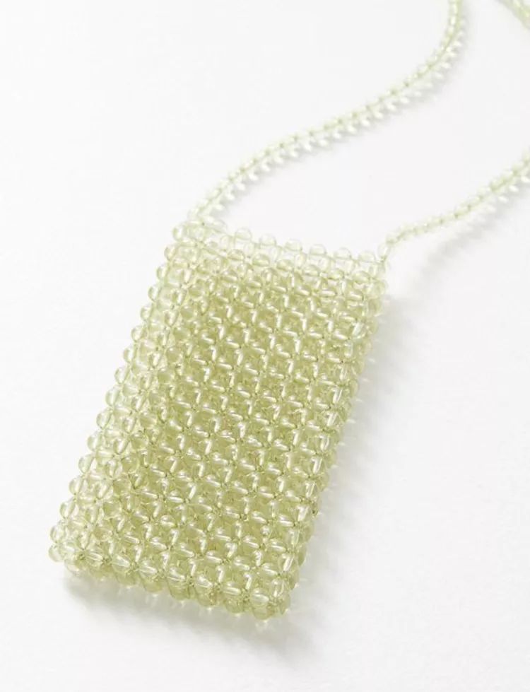 牛油果绿穿出夏季里自己的风格,牛油果色跟什么颜色一起穿才好看