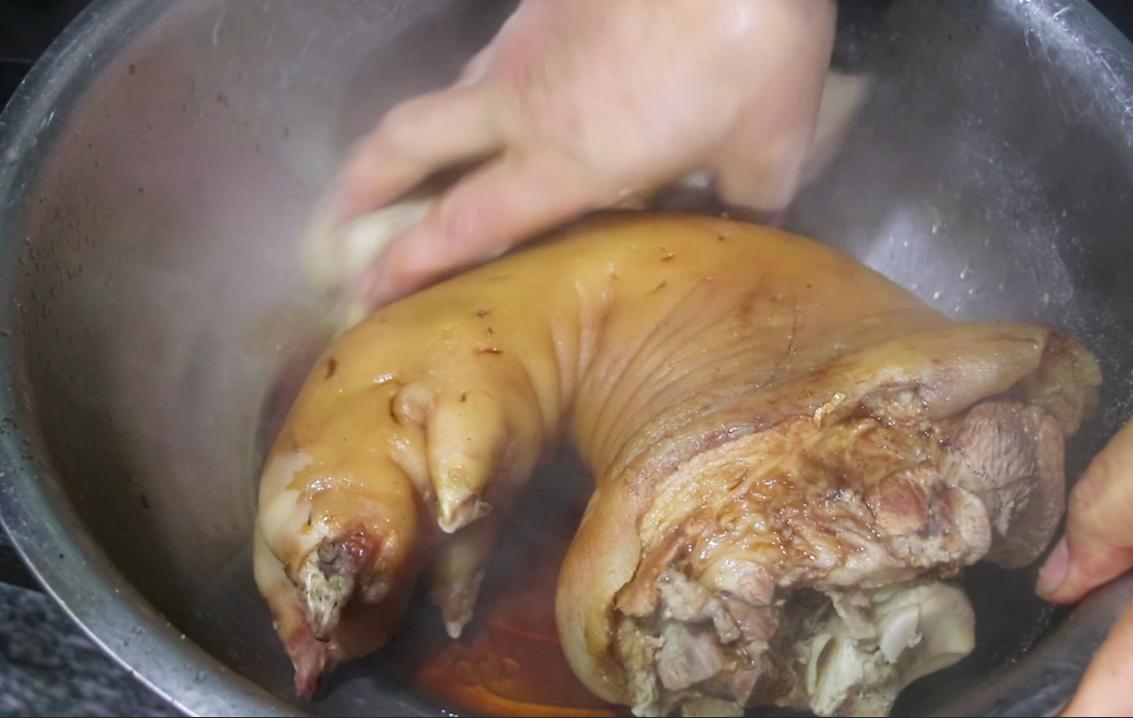把整只猪脚往锅里一扔，做法和诀窍都告诉你，出锅馋得流口水