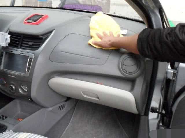 车身上灰尘用什么打扫好,车身的灰尘用什么扫不伤漆