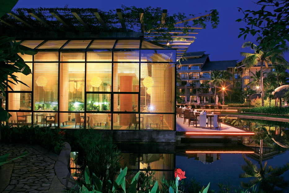 三亚希尔顿酒店多少钱一晚,三亚六月适合旅游度假吗