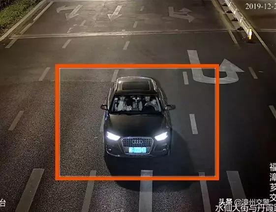 “熊爸爸”又来了！高清监控显示，正驾驶位与副驾驶位都叠着一大一小两个人头？！