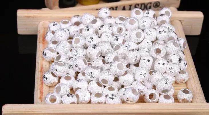 本命年红绳可以左右手都戴吗,本命年红绳戴哪只手女生