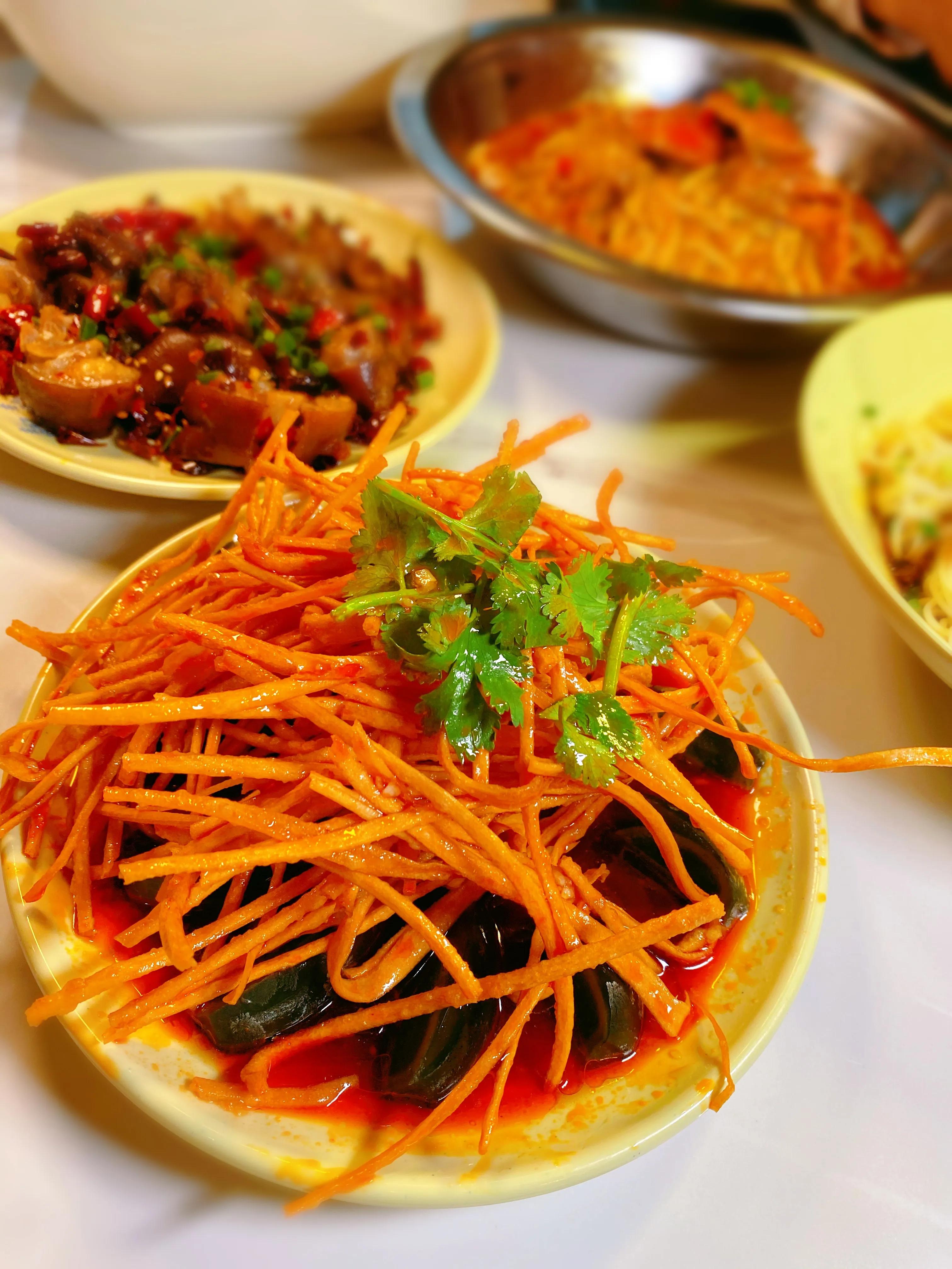 没想到西安这家饭店，把虾做出了各种“花”，排队吃虾人真多