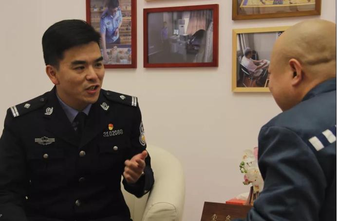 出狱前，他主动要求监狱对他严管……