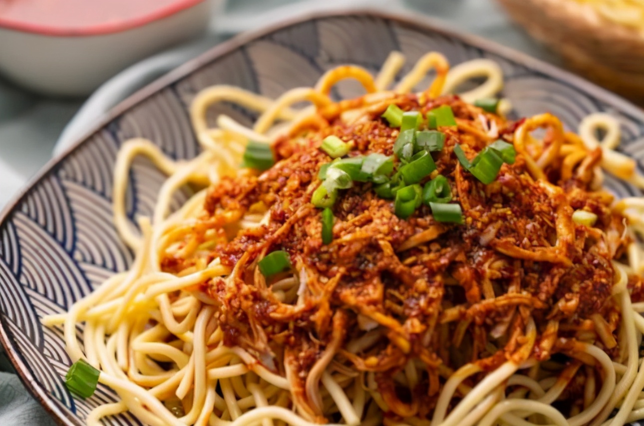 面条下锅煮熟后拌成凉面的教程,做凉面静置几分钟