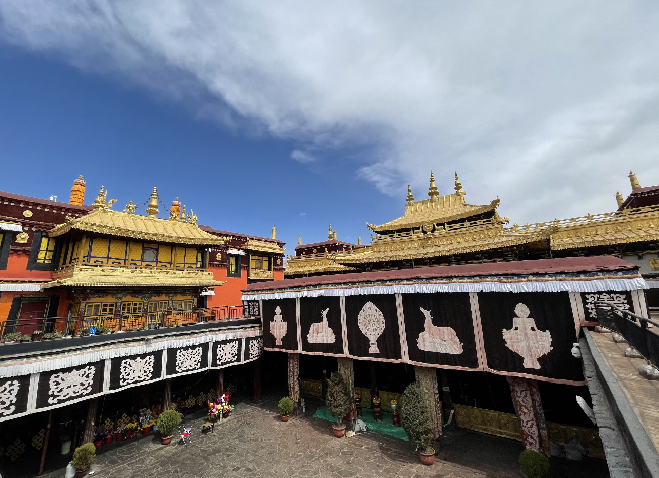 游1300年历史大昭寺，遇17岁无证导游，她说已做了四年讲解