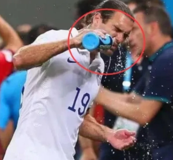 为什么足球员喝的水要吐出来,为什么足球员喝完水又要吐掉呢