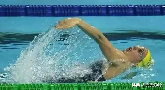 仰泳老是呛水是怎么回事啊,仰泳时鼻子呼气也呛水