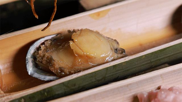 蒸鱼用竹筷子架上放盘子,用竹筒蒸的饭叫什么