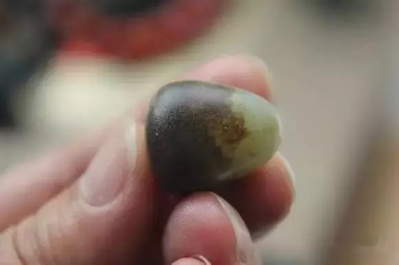 鉴别真假和田玉最简单有效的方法,瓷看底玉看皮和田玉皮色的重要性