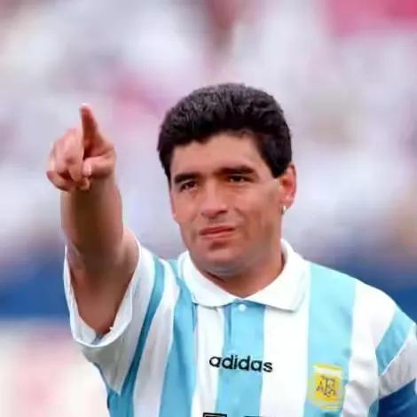 回顾球王马拉多纳,一代球王马拉多纳传奇