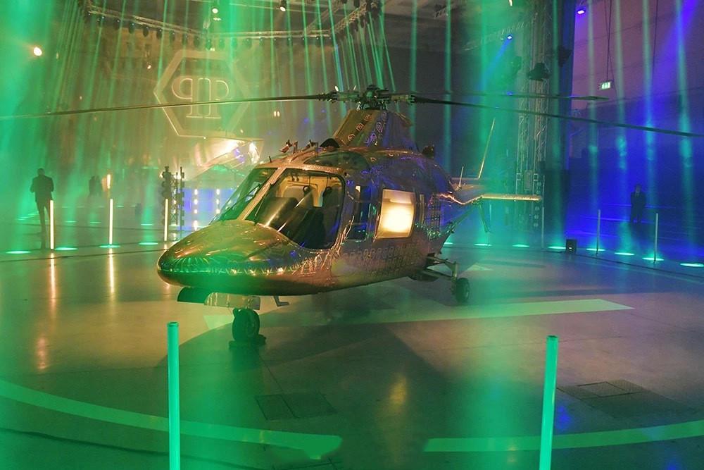 去世后还被继续消费？盗版周边满天飞，时装周摆直升机太讽刺