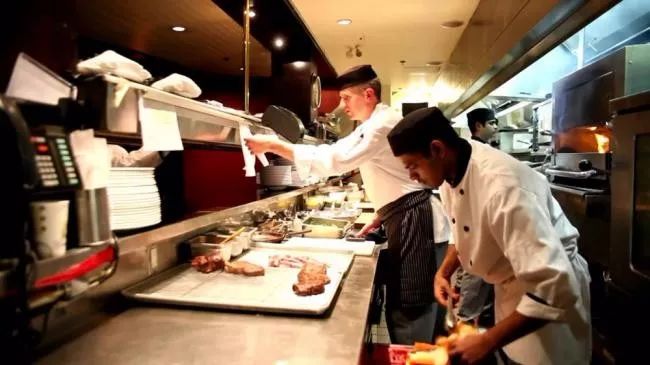 想要吃到温哥华最正宗的火焰炭烤牛排，耶路镇这家店一定是首选