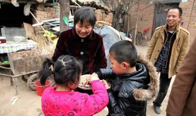 小时候的年夜饭，我们每家每户要吃猪蹄，你们那边的年夜饭呢？