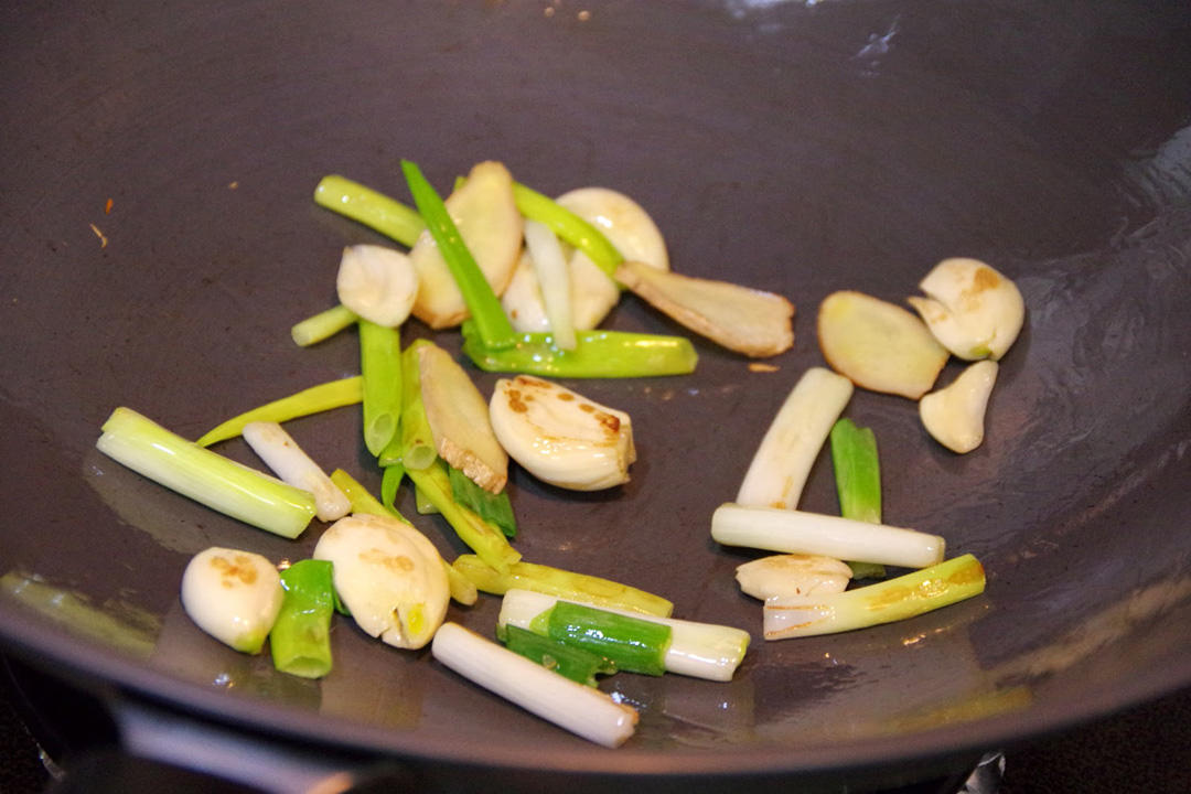 蚝油花菇焖花胶,正宗鲜炖花胶做法