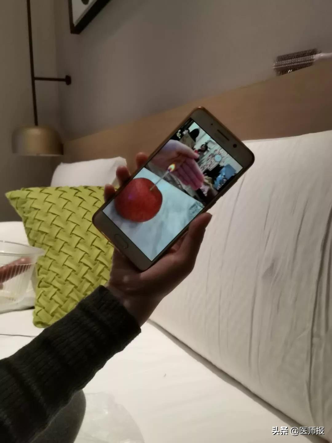 “兄弟姐妹们还在战斗!”医生蹲家门口吃了5个汤圆就走了,还有孩子对妈妈说,“我在家不出门,很听话!”