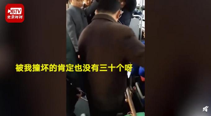 压碎鸡蛋遭老人索赔100元,女子摔碎鸡蛋老人赔100元