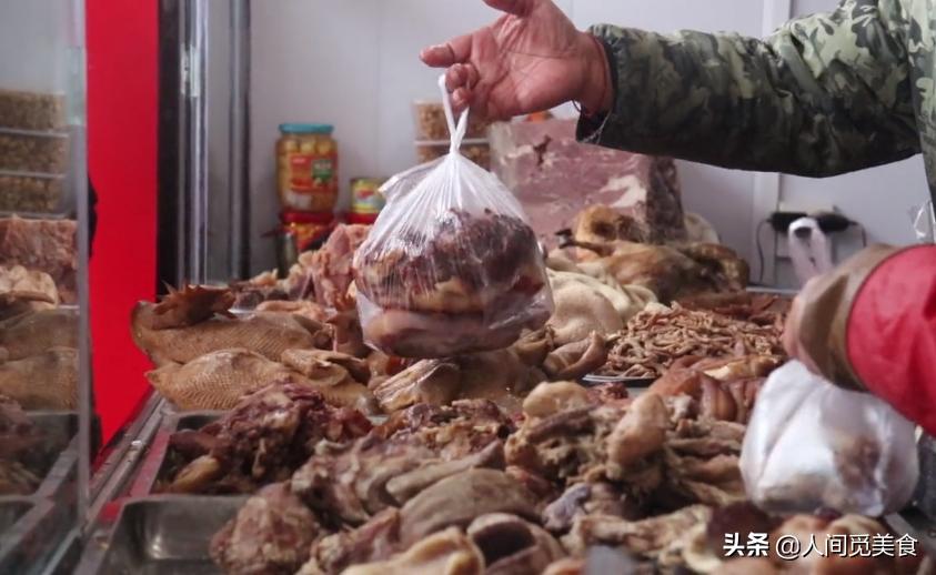 河南小镇卖卤肉,河南乡镇卤肉店2米大锅不停卤