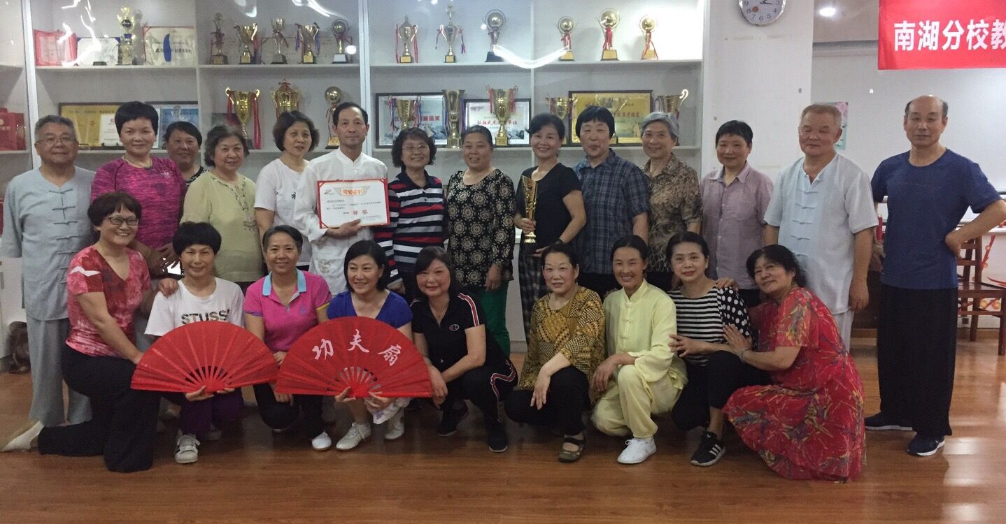 奉献一份爱教学手势舞完整版,奉献爱心的正确方式