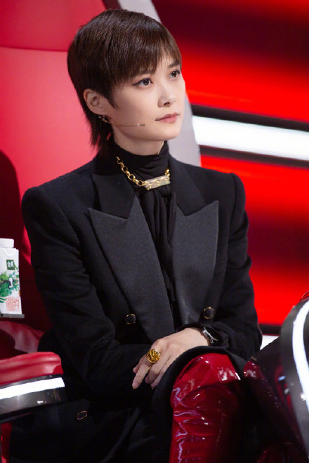 李宇春穿的什么牌子的马丁靴,李宇春黑色高领靴