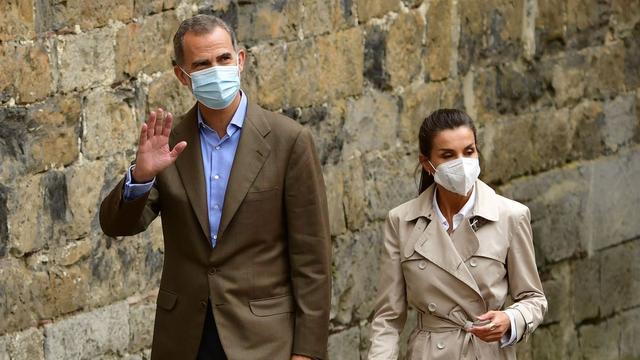 费莱夫妇重走来时路,莱后穿平底鞋健步如飞,搭配失策惨变五五分