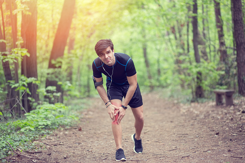 跑步大腿前侧的筋疼怎么缓解,跑步大腿前侧疼怎么用收缩带