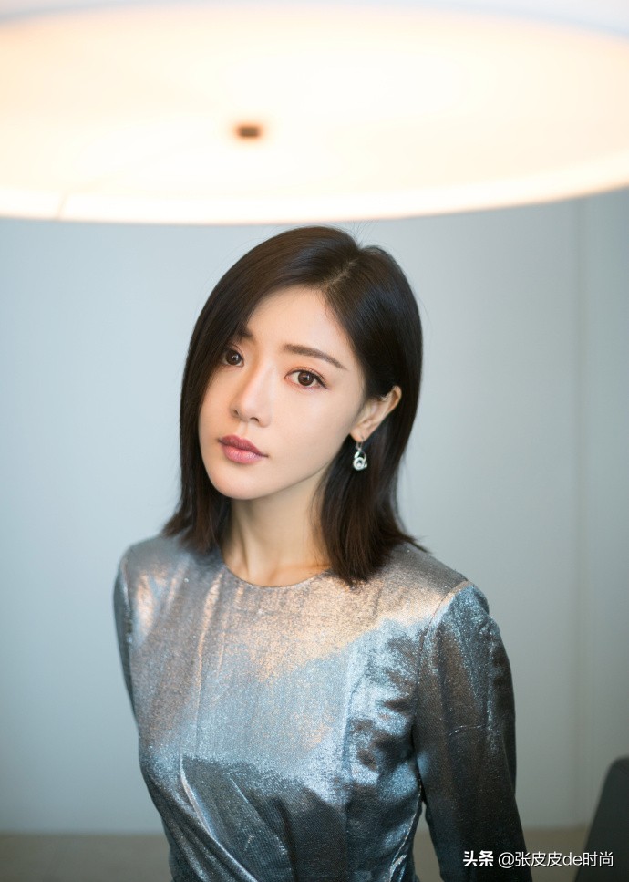 小姨妈邓家佳今年几岁了,小姨妈邓家佳晒照秀窈窕身材