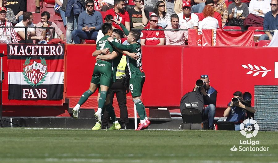 武磊第三次进球,武磊进球球迷欢呼