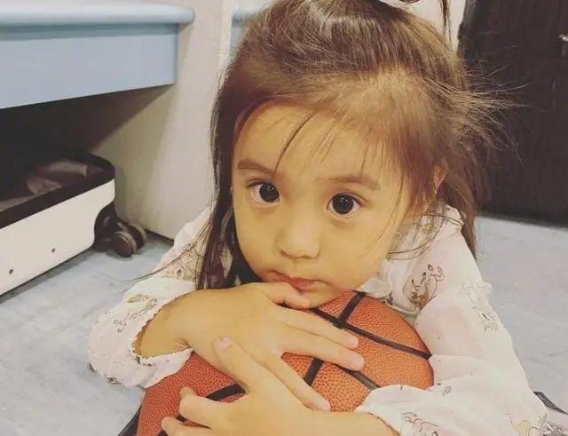 贾静雯心痛发文,5岁女儿被查出先天性弱视,她的忠告值得一看