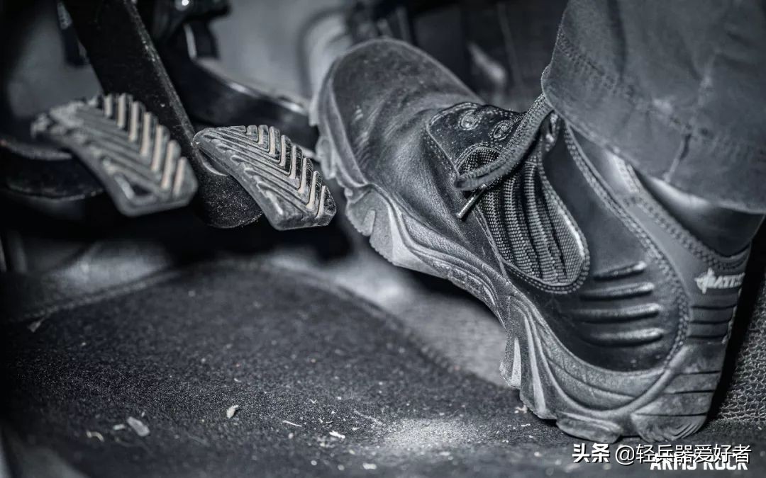 军靴防水测试,军靴透气性