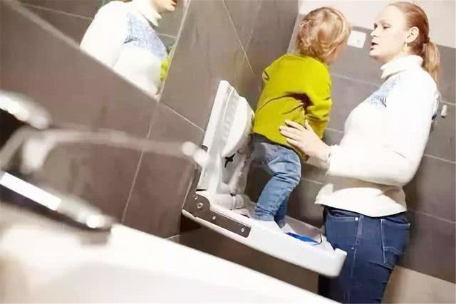 宝宝不愿意坐马桶大便怎么办,宝宝坐马桶为什么拉不出大便呢