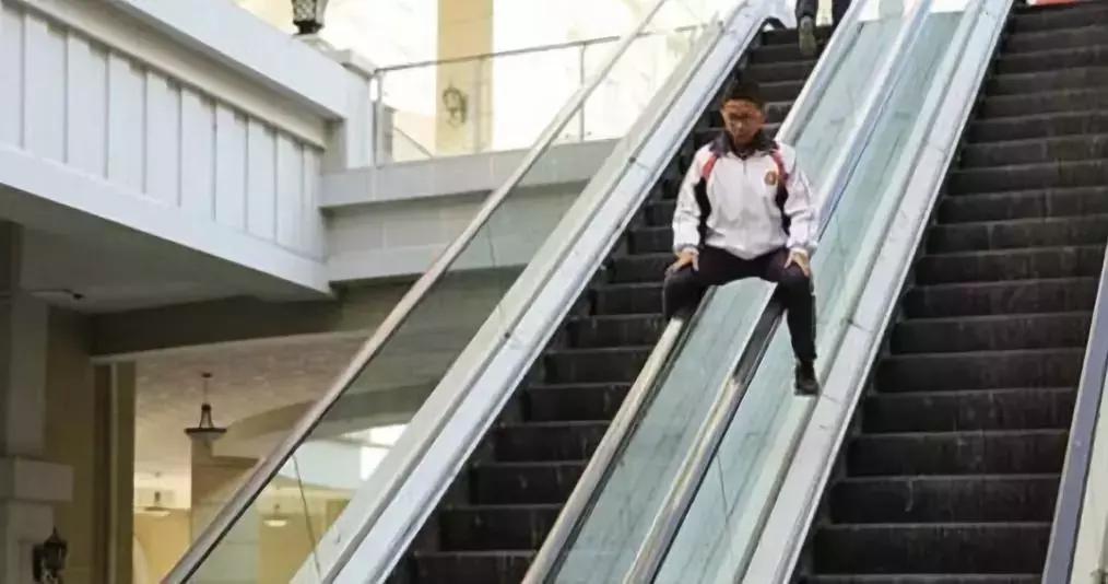 女子抱娃时意外摔倒原视频,婴儿扶梯坠亡事件