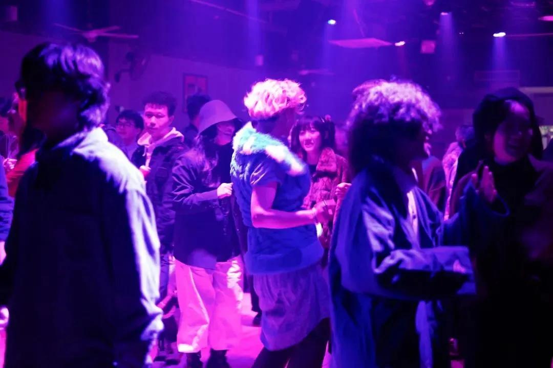 父母约会时，玩得比你野多了