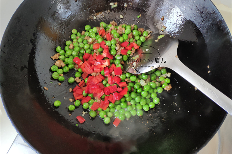 为啥你做的豌豆容易变黄?只要一招,炒出来的豌豆翠绿又好吃