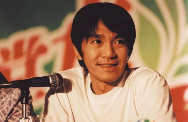 周星驰白发落泪视频,周星驰满头白发