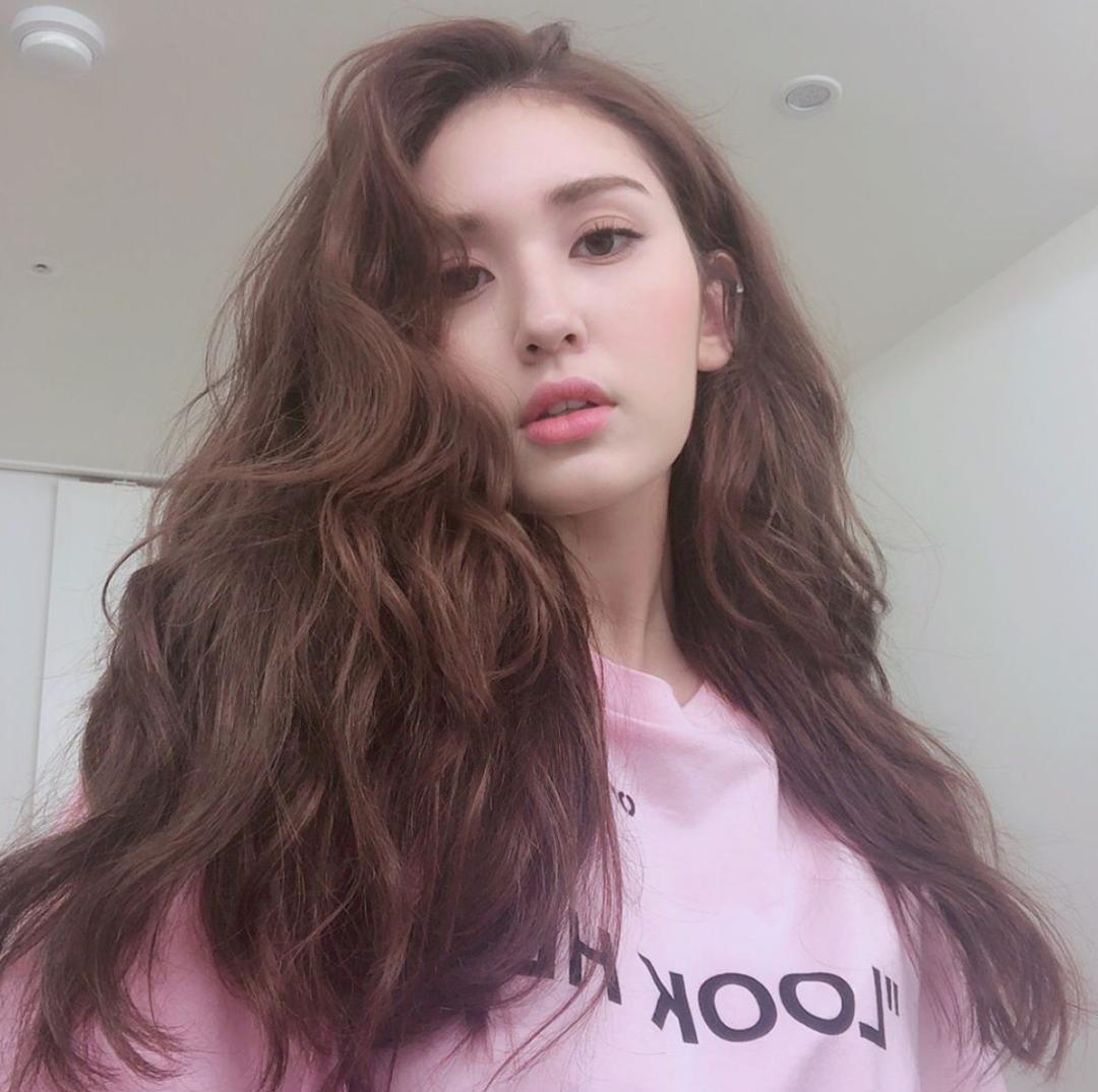 Lisa密友开豪车引争议！又纯又欲的“国民女友”有什么好酸的？