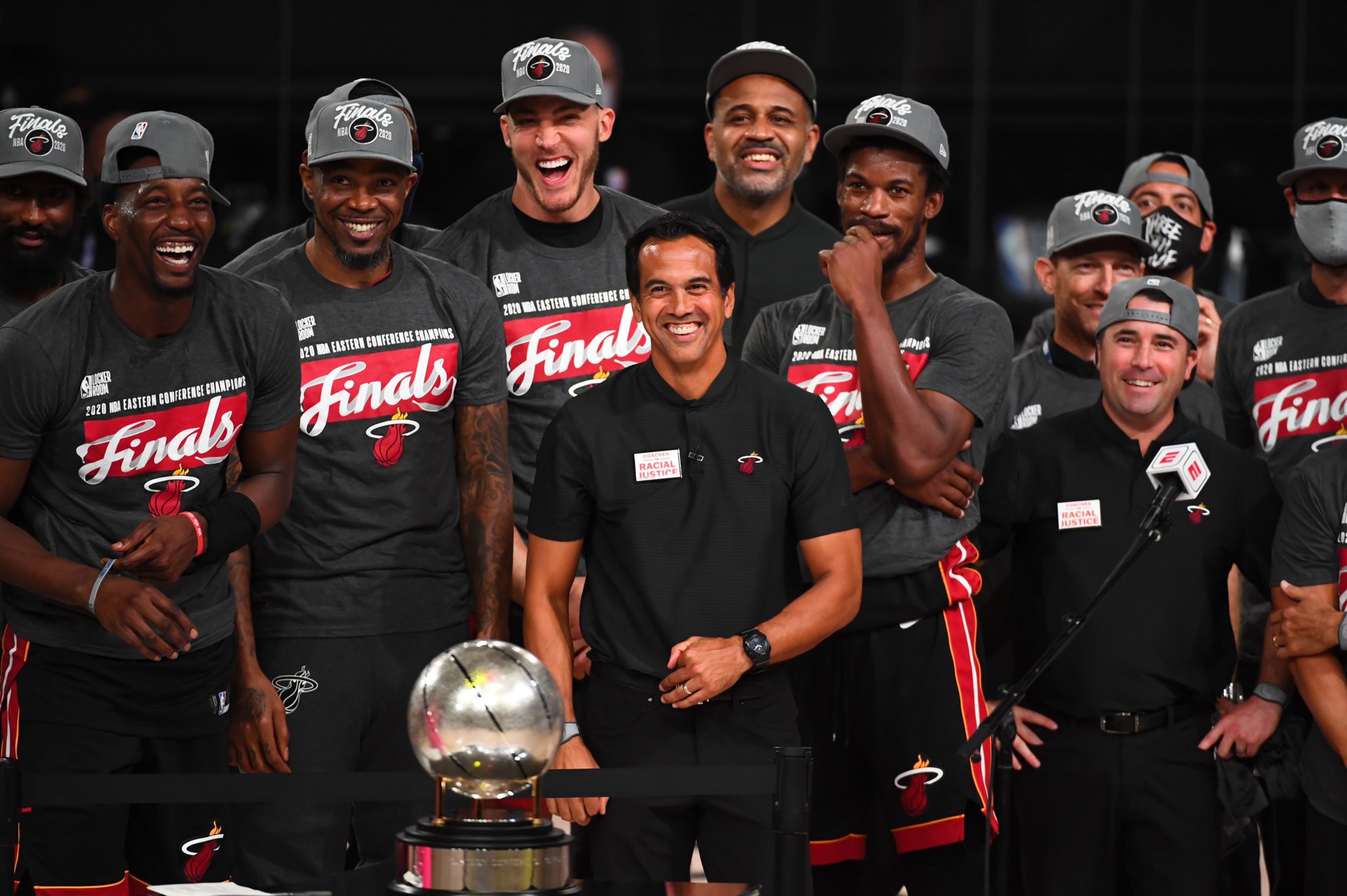 格林不出战打热火,2022年总决赛格林三分钟六犯