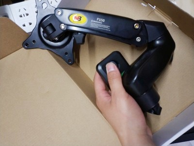 不用换大桌，都能再放一台显示器！太省空间了