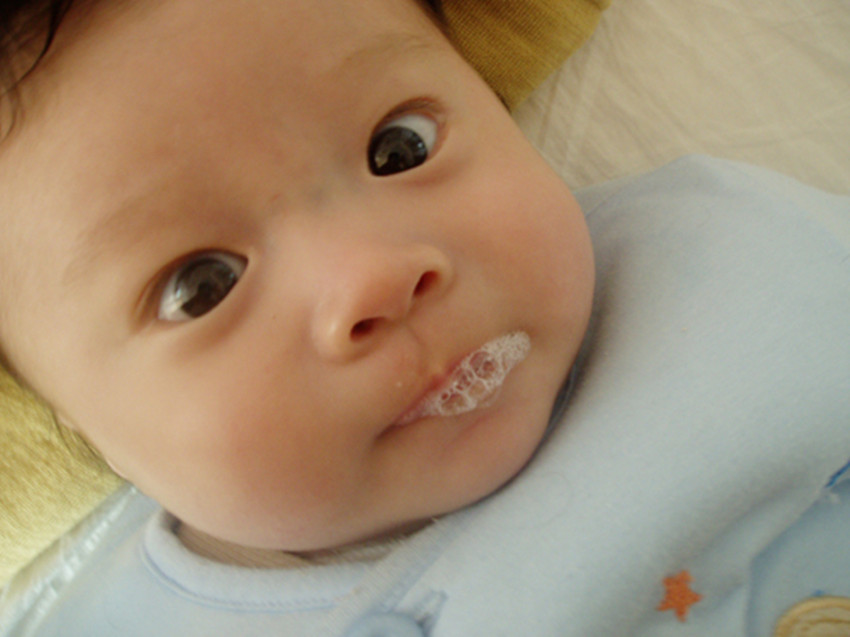 宝宝吐泡泡是肺炎的表现吗,宝宝如何吐泡泡是肺炎症状